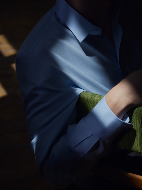 Dwa zdjęcia, mężczyzna siedzący na krześle w formalnej błękitnej koszuli