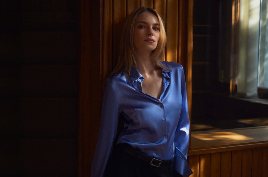 Kobieta w niebieskiej jedwabnej koszuli Wólczanka