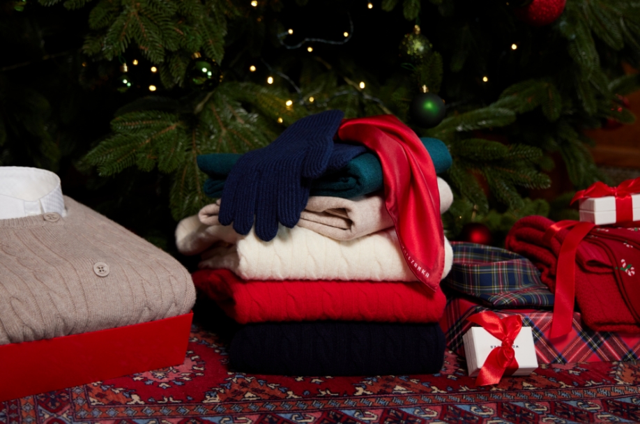 Zdjęcie swetrów i akcesoriów Wólczanka pod choinką.