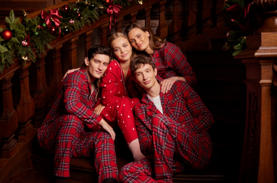 Dwaj mężczyźni i dwie kobiety w piżamach świątecznych Wólczanka.