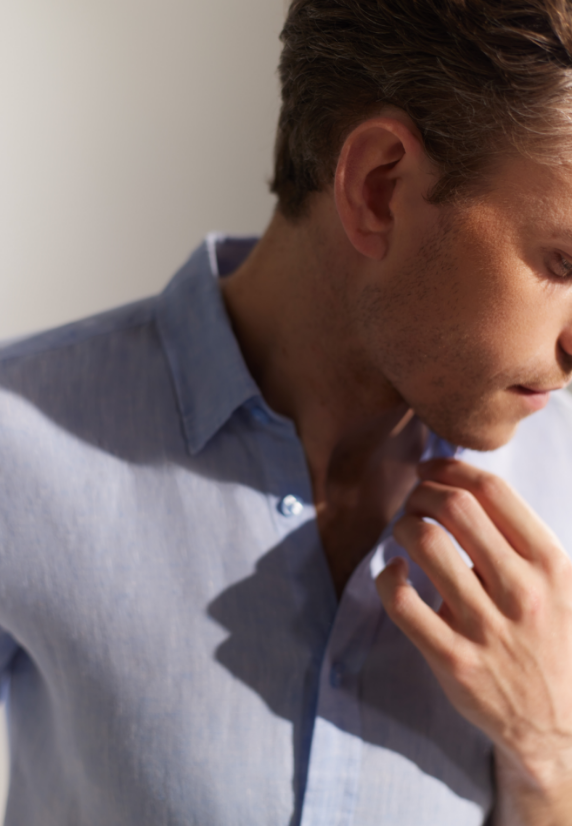 Lniana koszula męska w stylizacjach na co dzień – jak ją nosić?