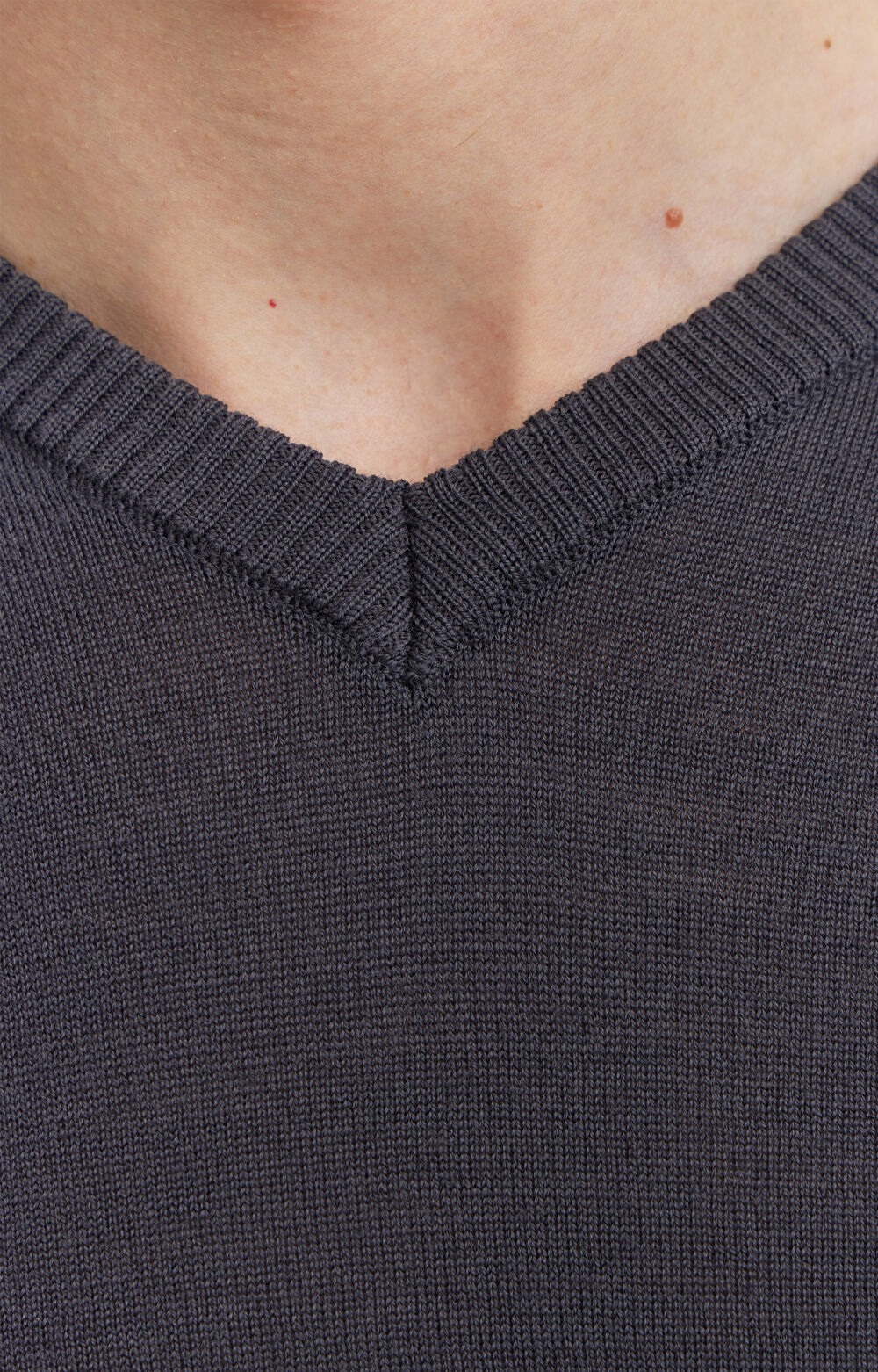 Sweter v-neck z wełny merino