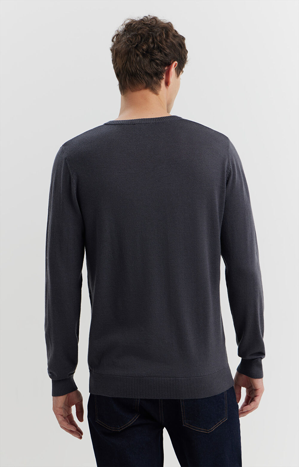 Sweter v-neck z wełny merino