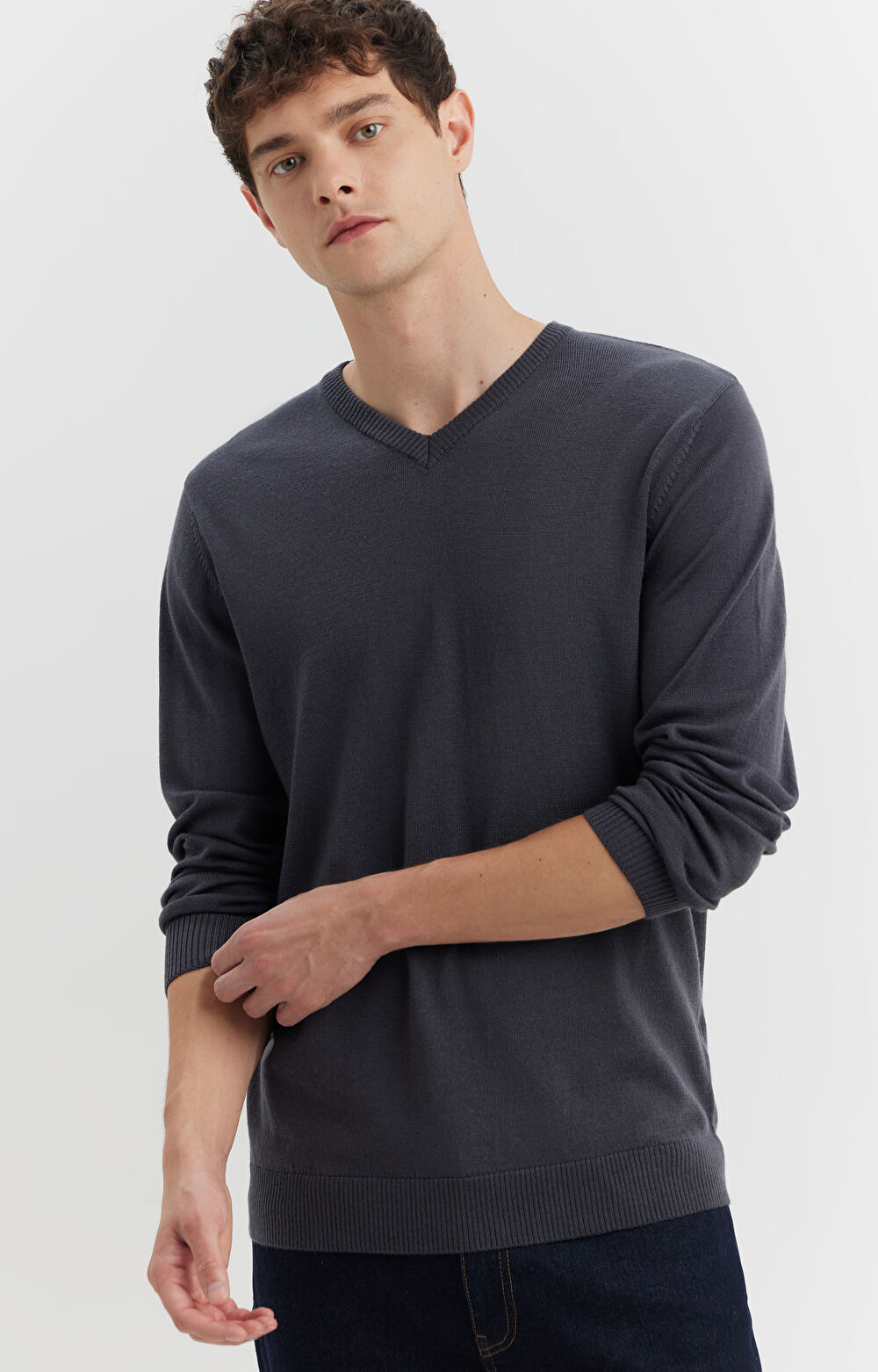 Sweter v-neck z wełny merino