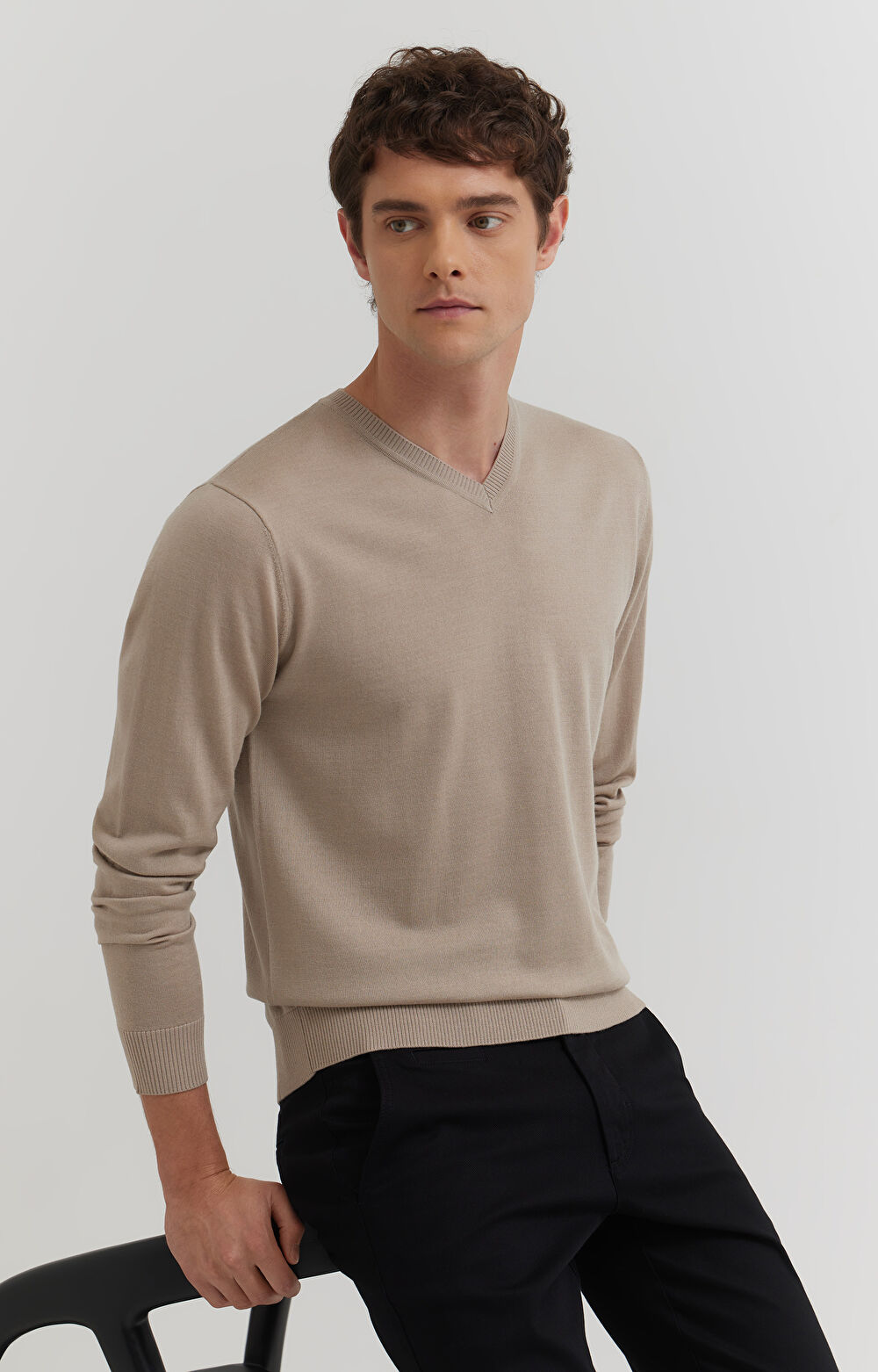 Sweter v-neck z wełny merino - 8