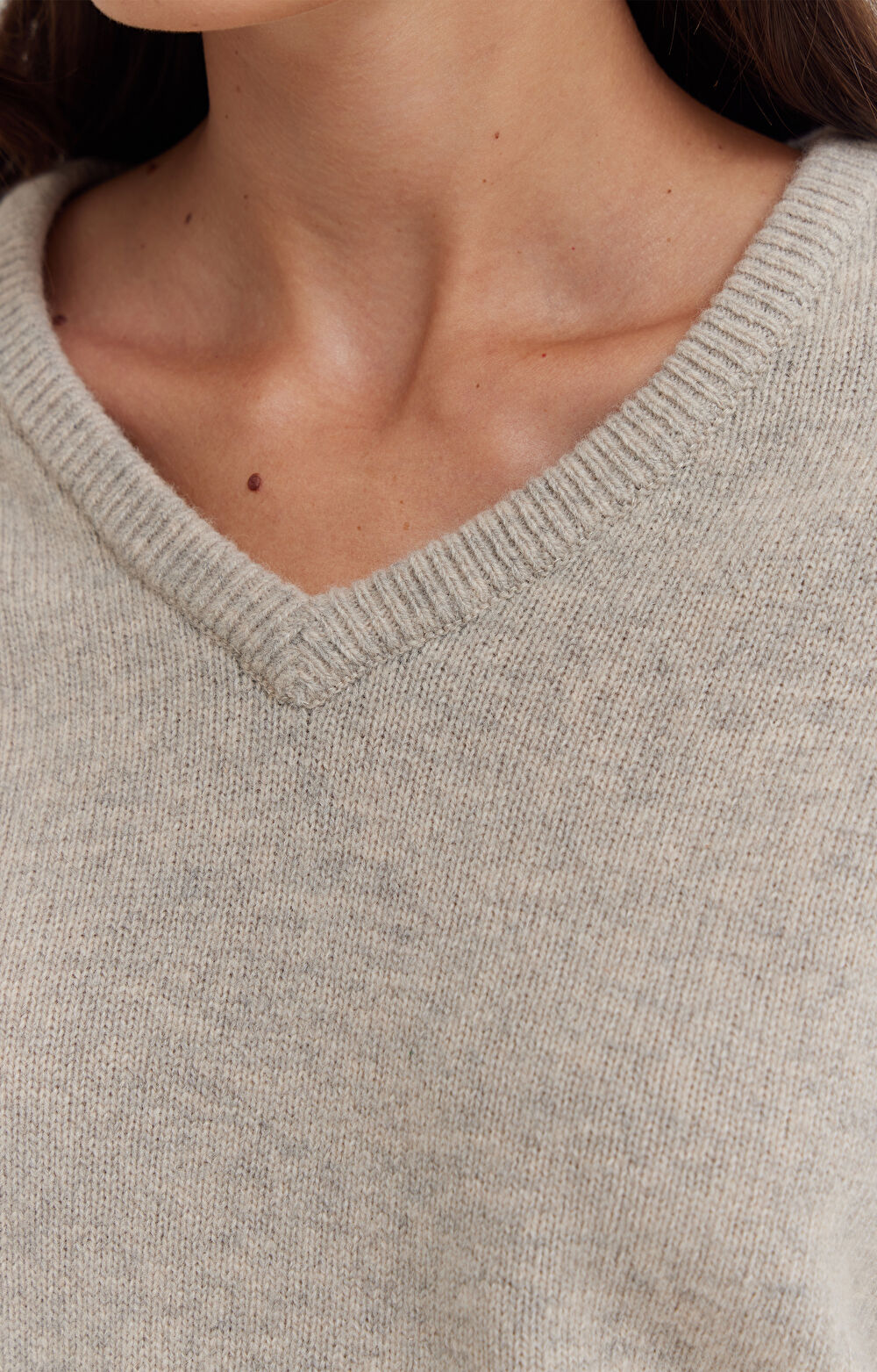 Melanżowy sweter v-neck z wełny - 4