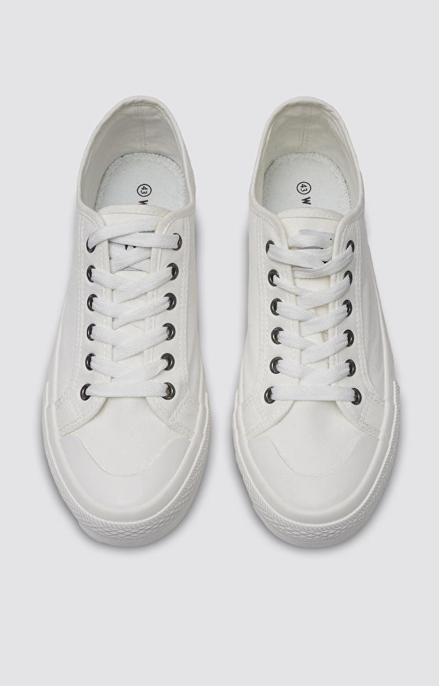 Białe buty