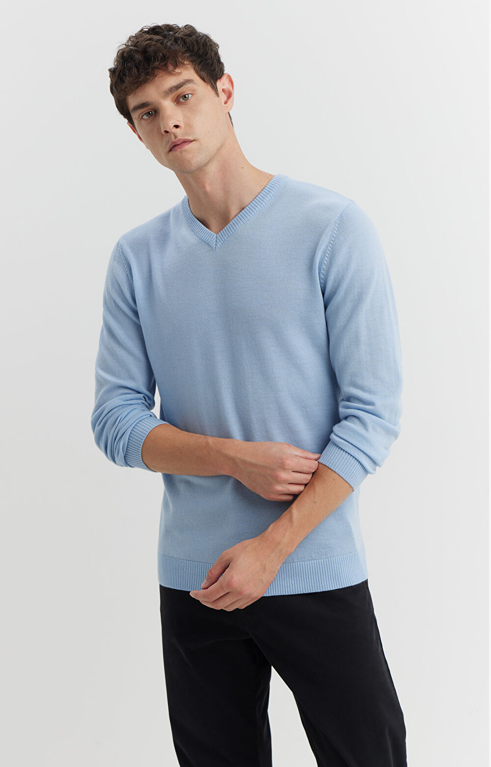 Sweter v-neck z wełny merino