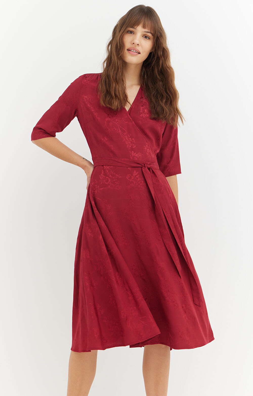 Kopertowa sukienka z żakardowym wzorem