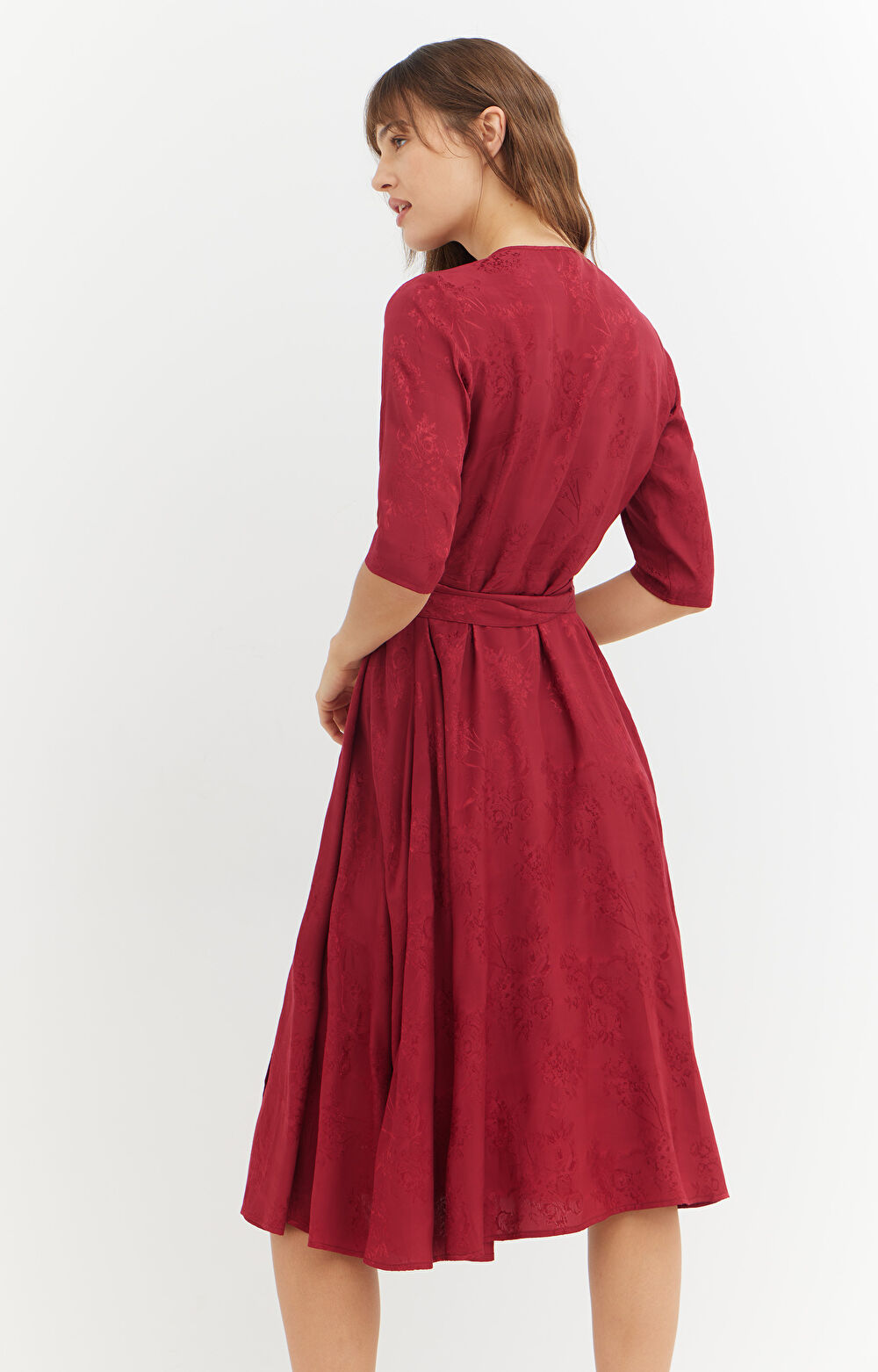 Kopertowa sukienka z żakardowym wzorem
