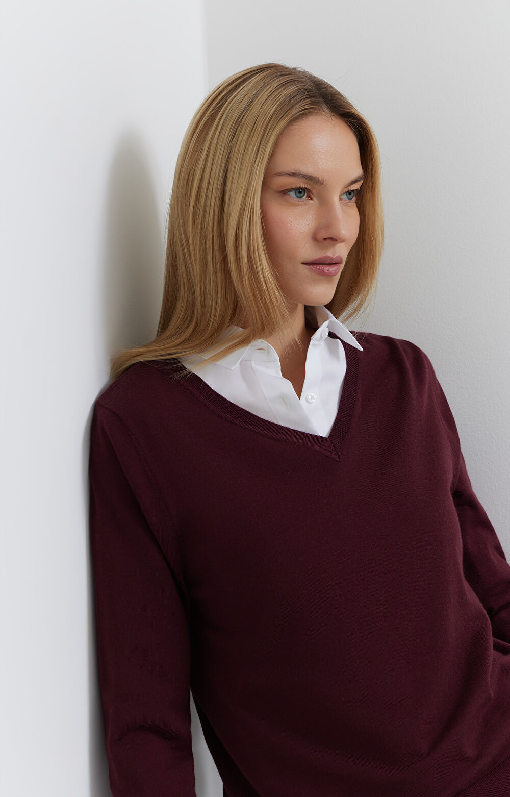 Sweter v-neck z wełny merino - 7