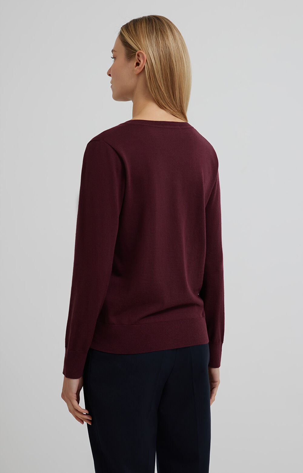Sweter v-neck z wełny merino - 4