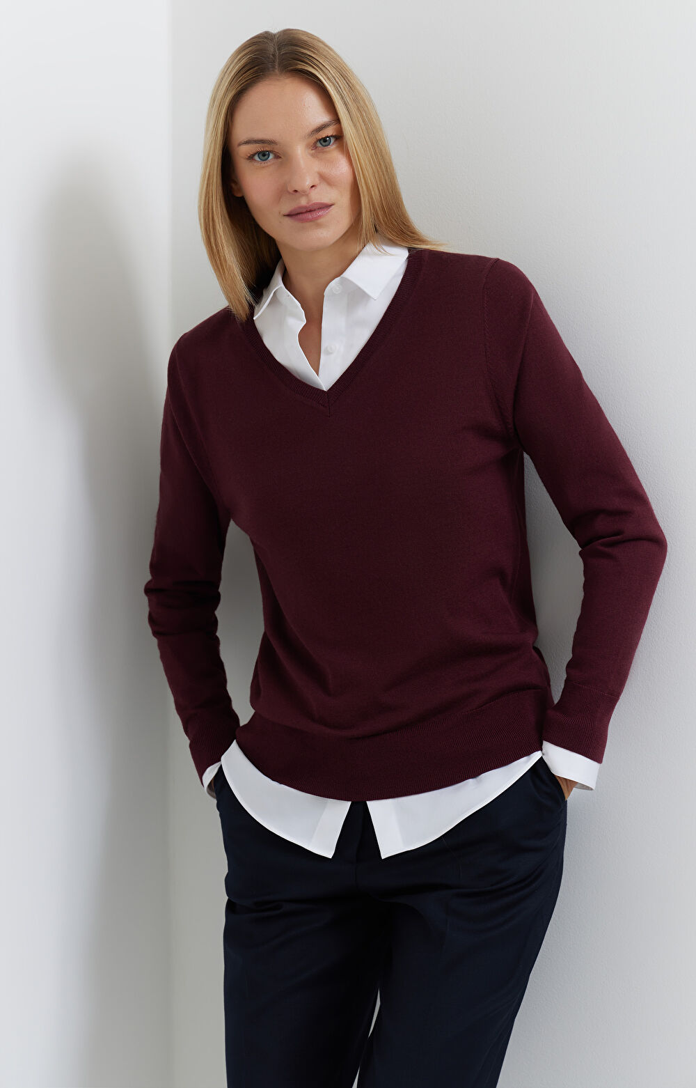 Sweter v-neck z wełny merino