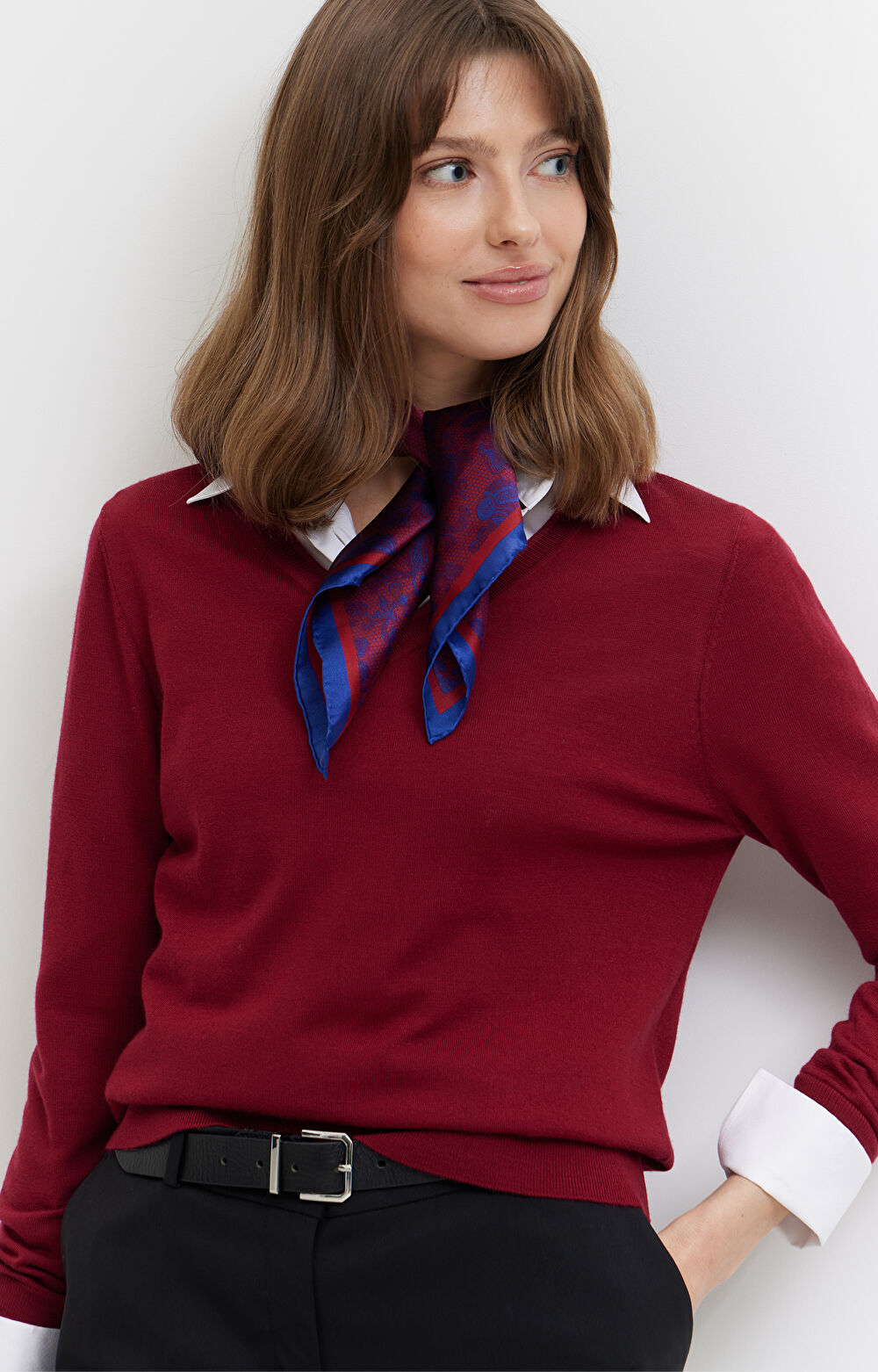Sweter v-neck z merceryzowanej wełny merino