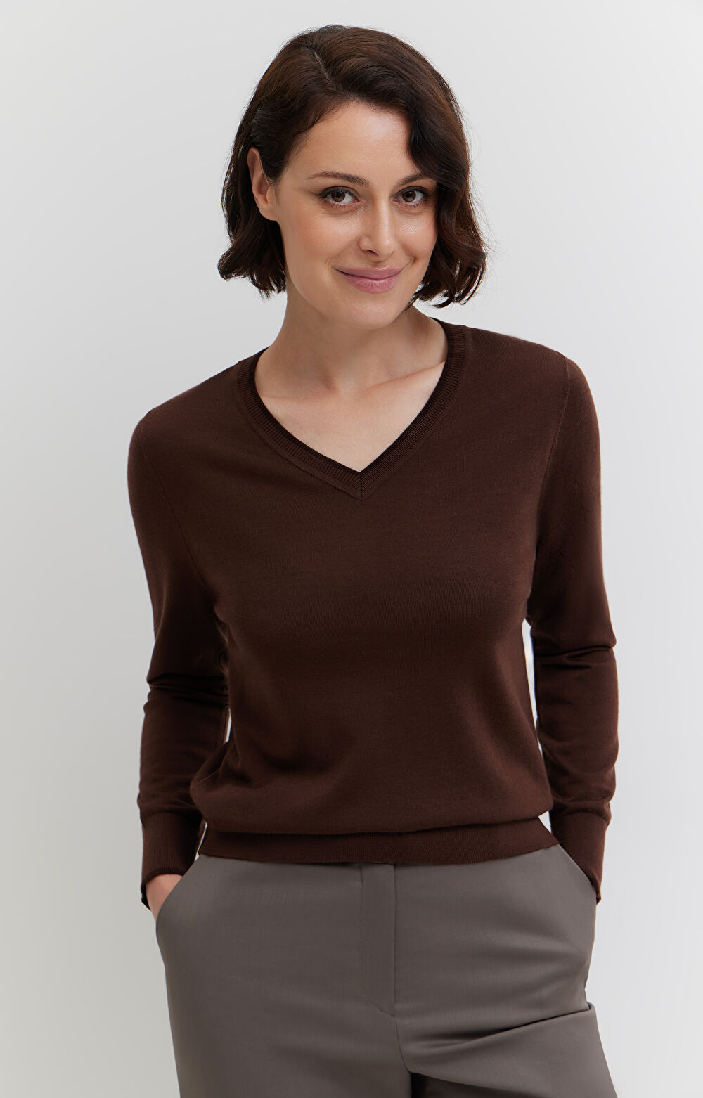 Sweter v-neck z merceryzowanej wełny merino - 5