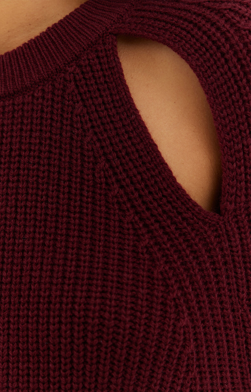 Wełniany sweter z wycięciami