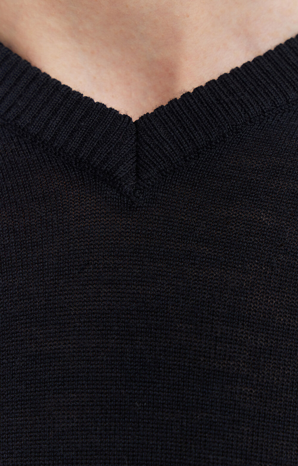 Sweter v-neck z wełny merino