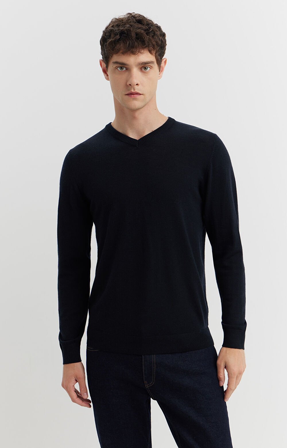 Sweter v-neck z wełny merino