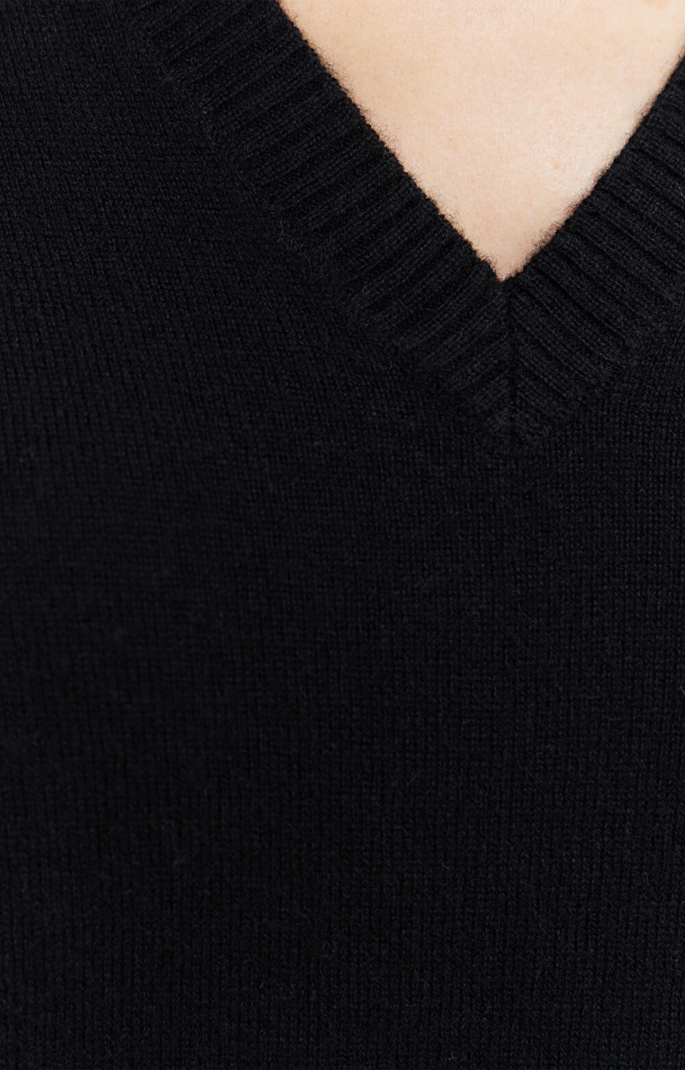 Wełniany sweter v-neck z merino