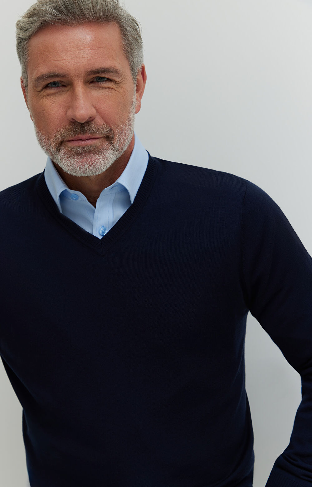 Sweter v-neck z wełny merino - 5