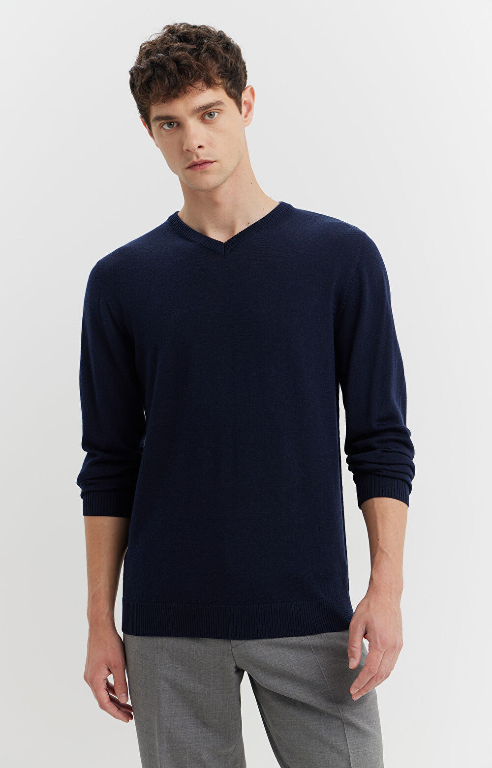 Sweter v-neck z wełny merino