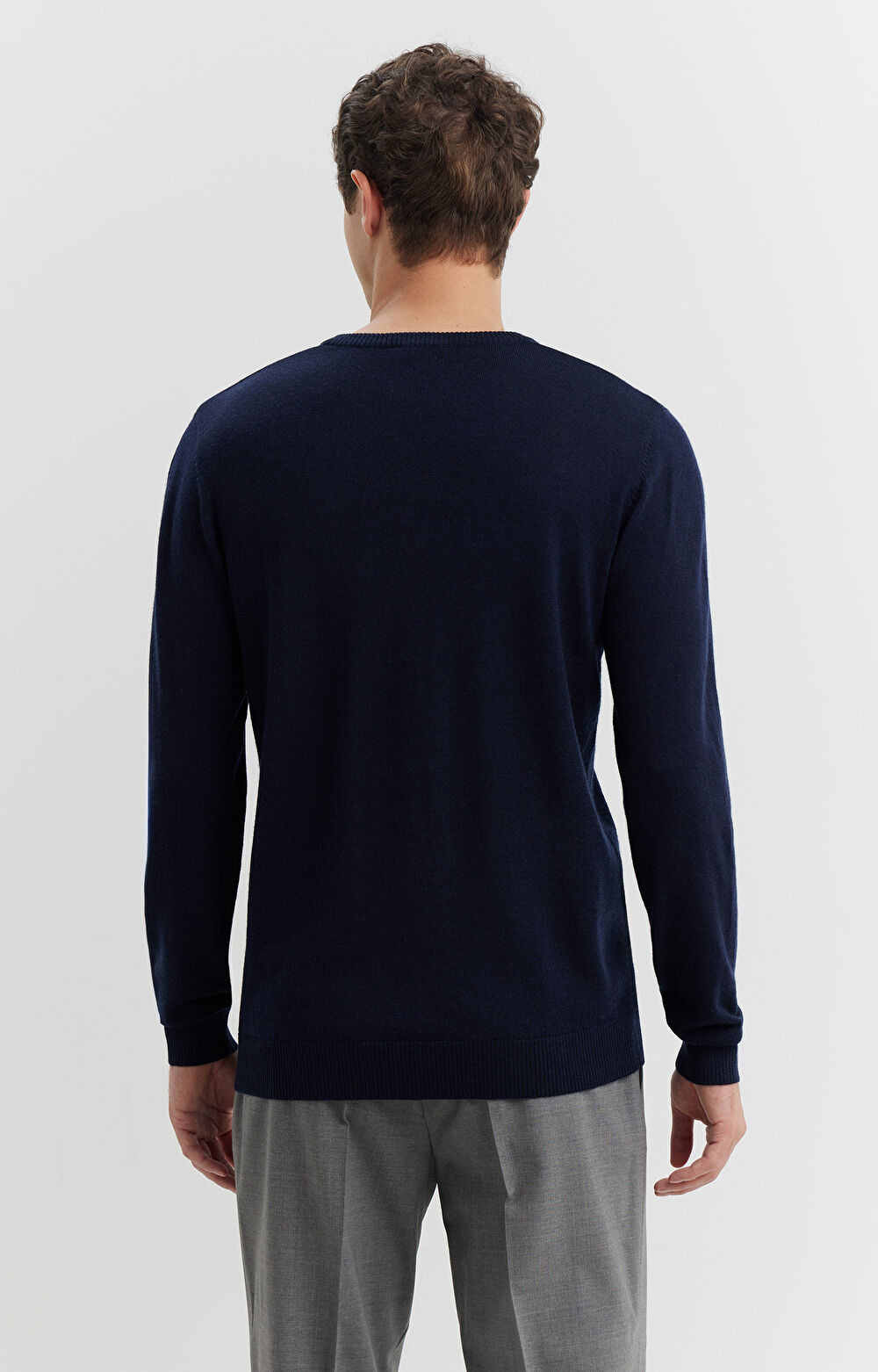 Sweter v-neck z wełny merino