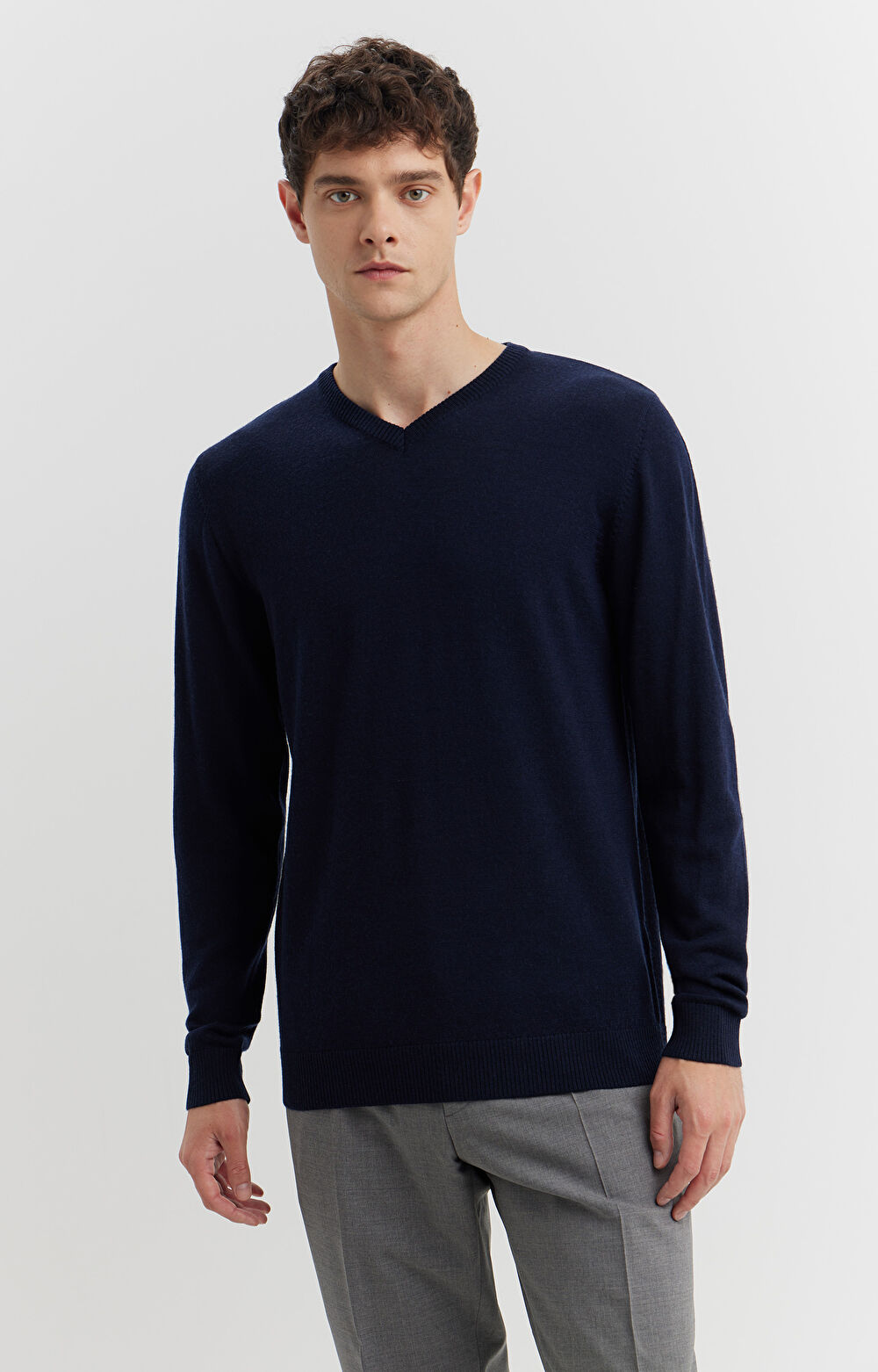 Sweter v-neck z wełny merino