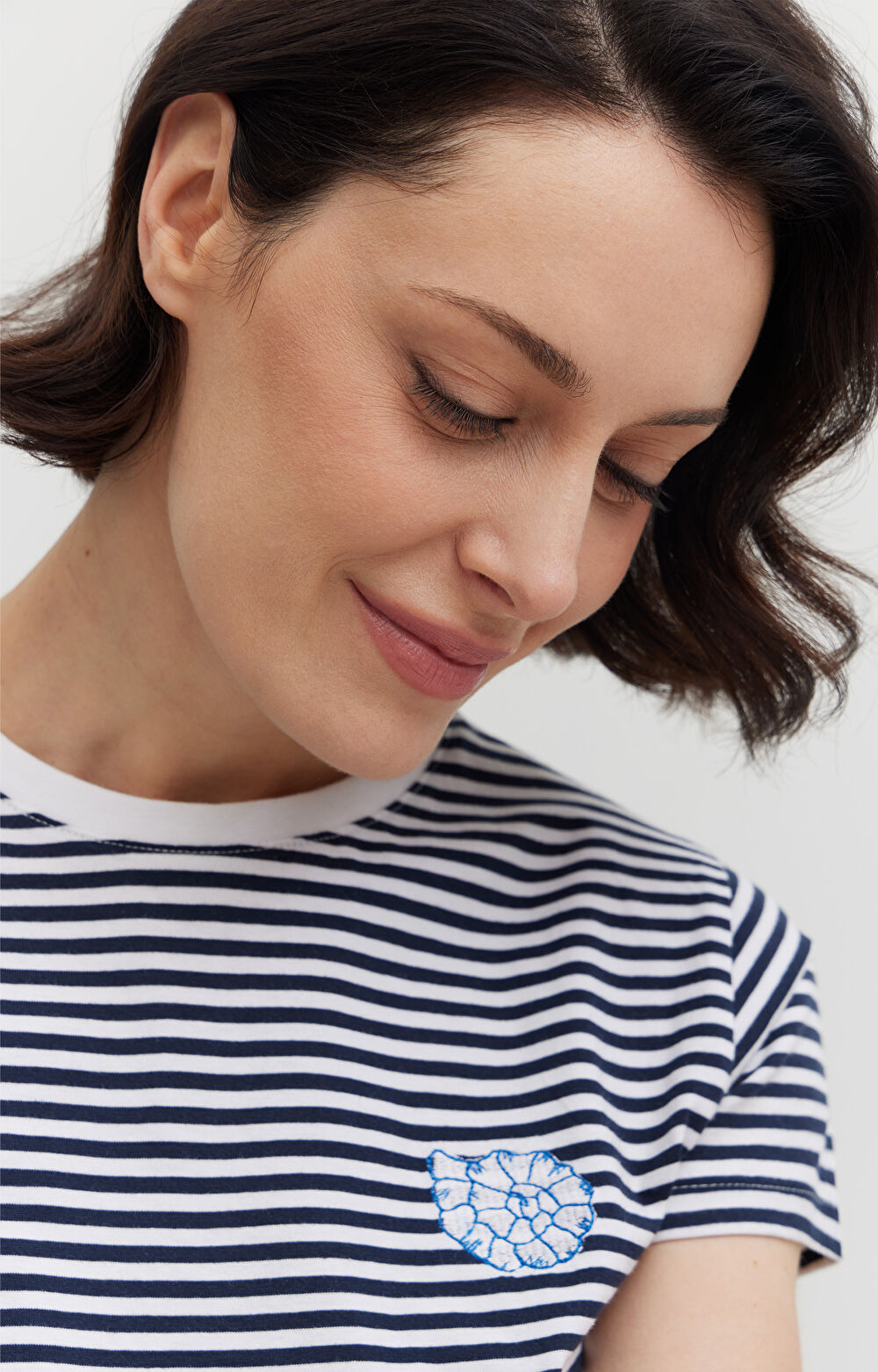 T-shirt w paski z merceryzowanej z haftem - 6