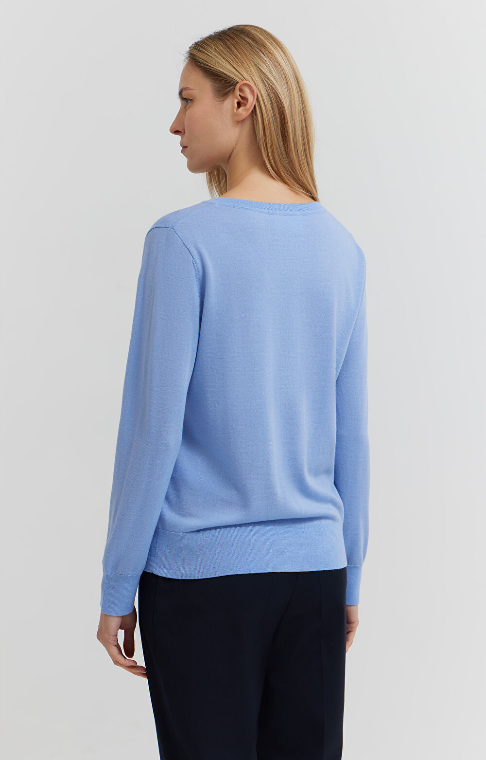 Sweter v-neck z wełny merino - 4
