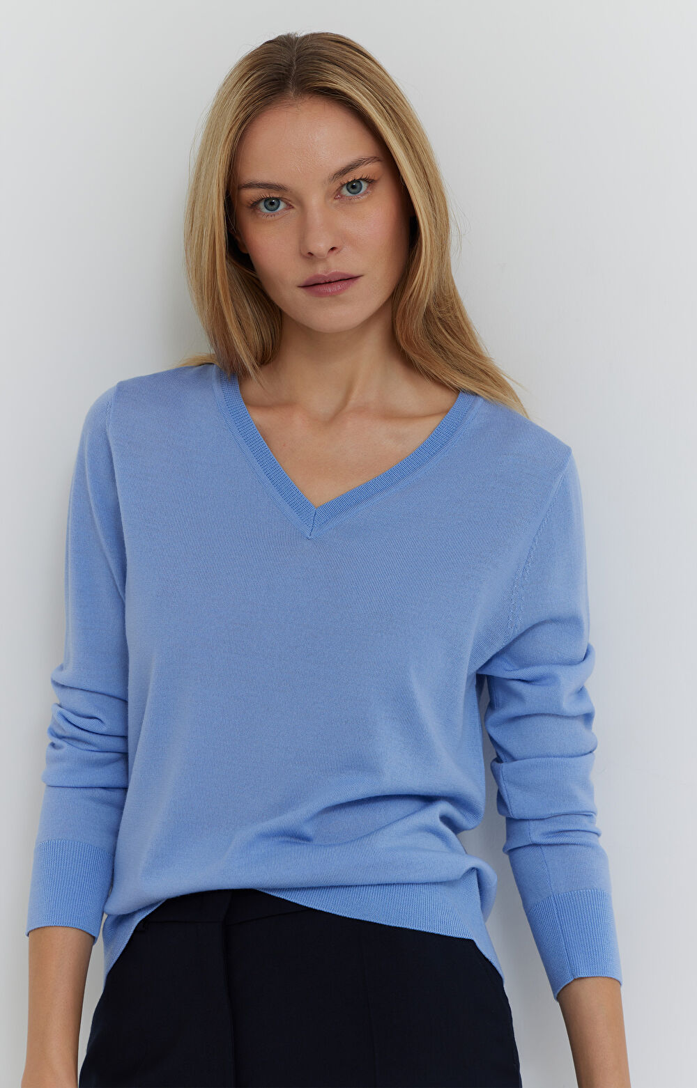 Sweter v-neck z wełny merino - 6