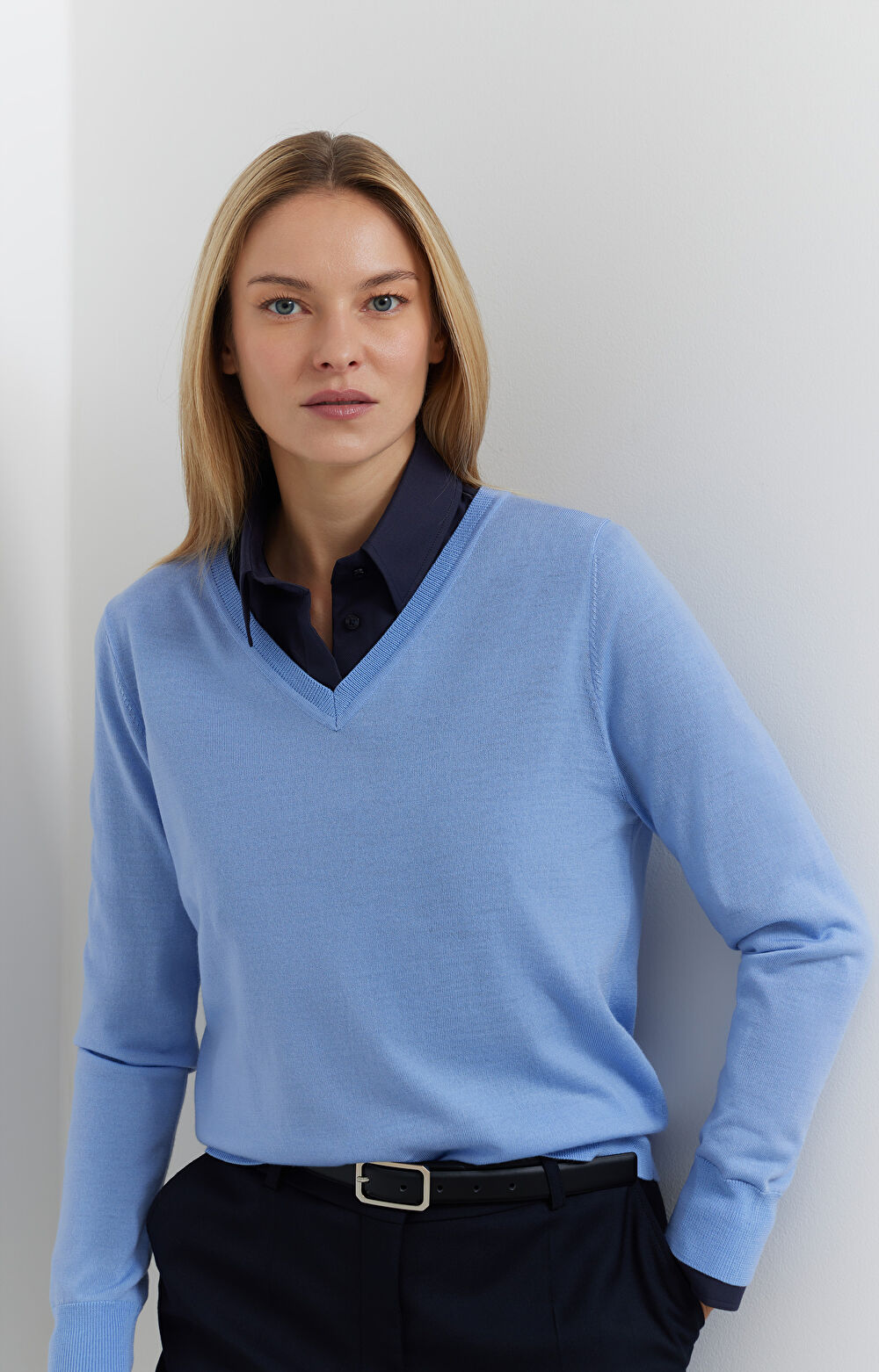 Sweter v-neck z wełny merino