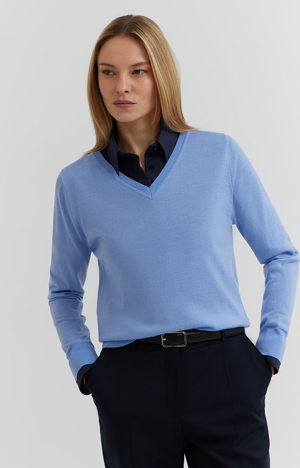 Sweter v-neck z wełny merino - 7