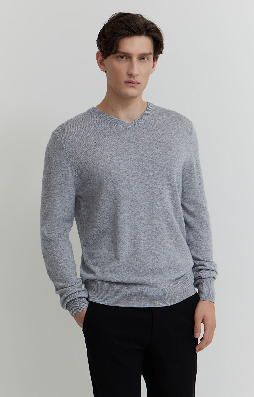 Sweter v-neck z melanżowej wełny merino - 2
