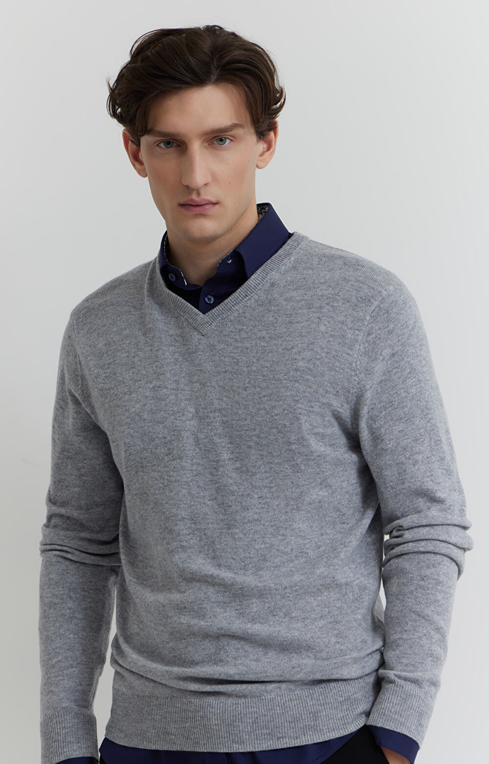 Sweter v-neck z melanżowej wełny merino - 5