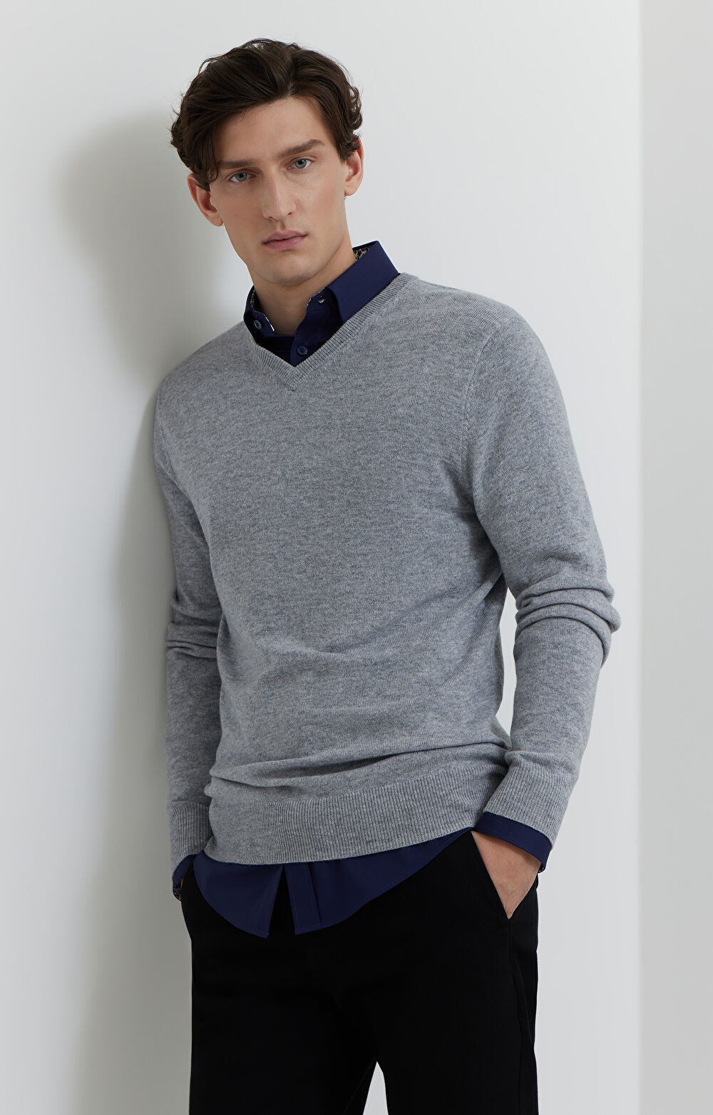 Sweter v-neck z melanżowej wełny merino