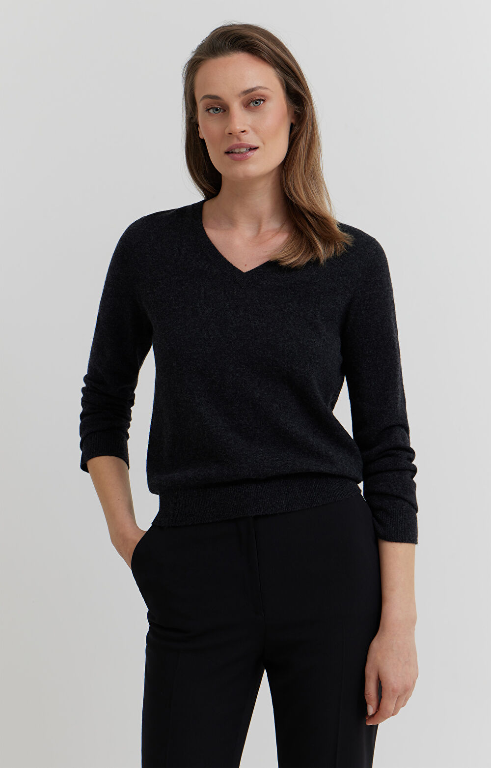 Sweter v-neck z melanżowej wełny merino