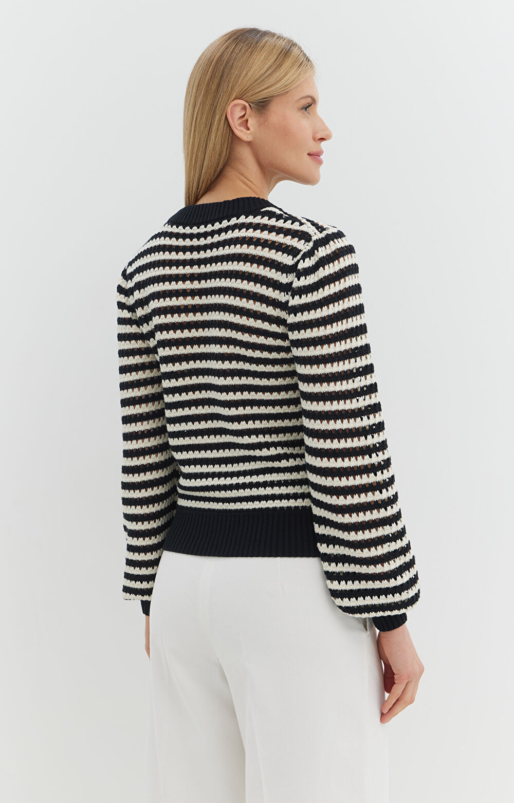 Sweter z ażurowym splotem