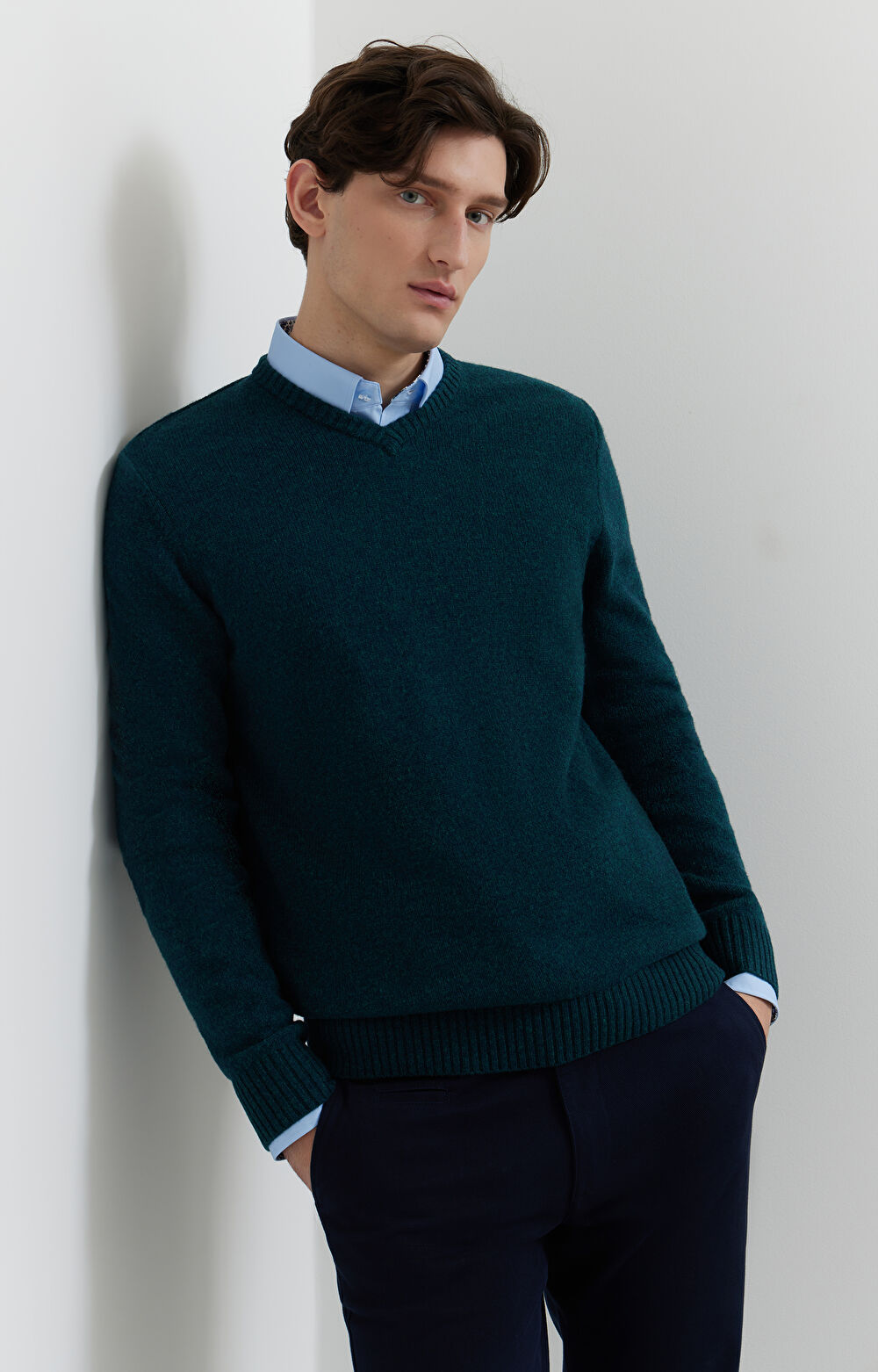 Melanżowy sweter v-neck z wełny - 7