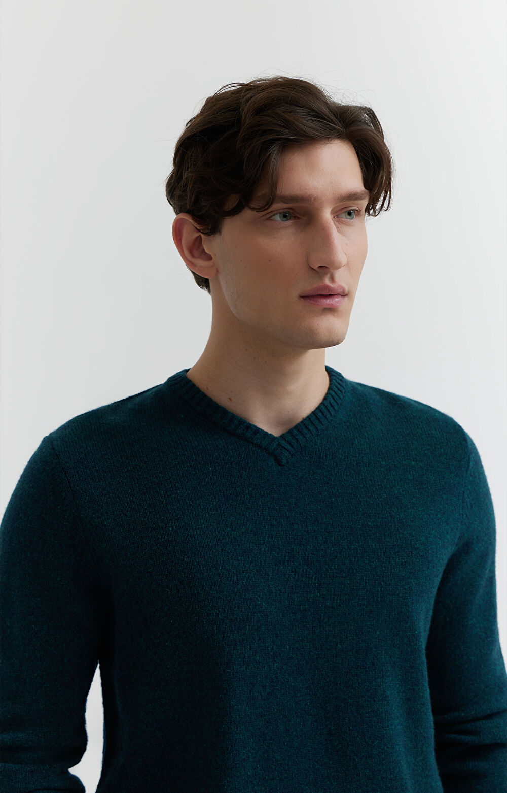 Melanżowy sweter v-neck z wełny - 9
