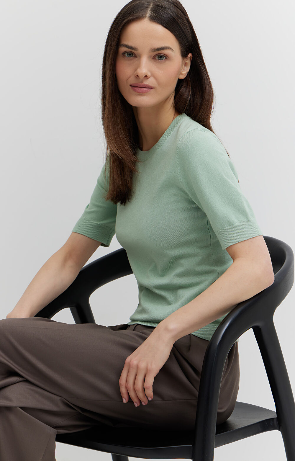 Gładki sweter z krótkim rękawem - 7