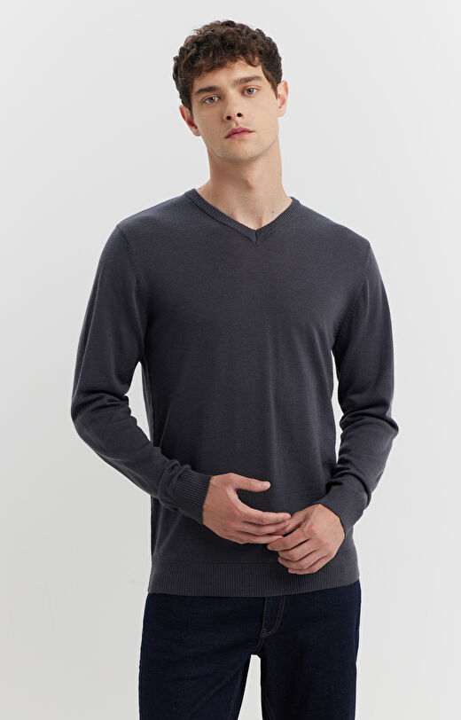 Sweter v-neck z wełny merino