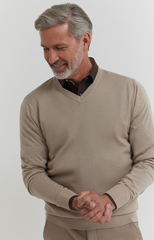 Sweter v-neck z wełny merino