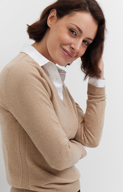 Sweter v-neck z wełny merino