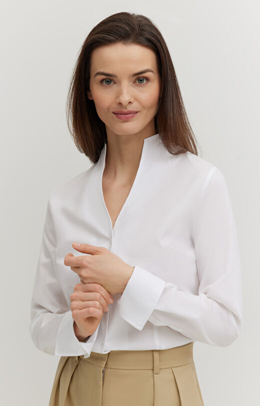 Koszula z ozdobnym kołnierzem