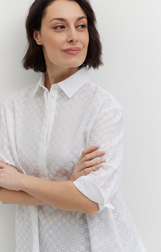 Koszula z kwiatowym haftem