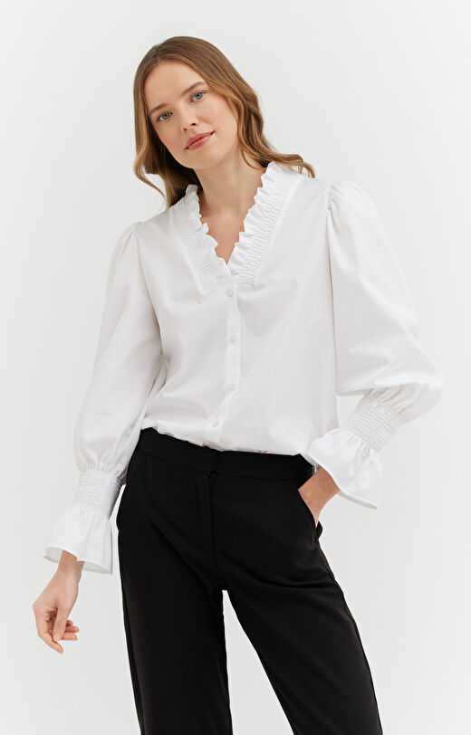 Bluzka z ozdobnym dekoltem