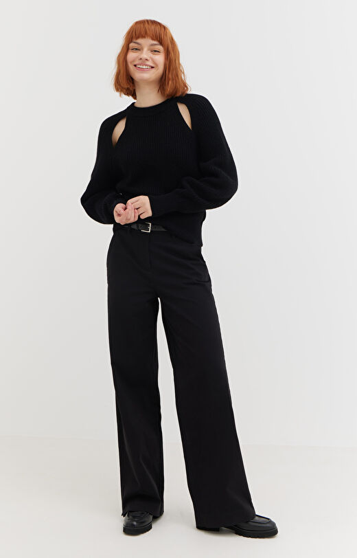 Wełniany sweter z wycięciami