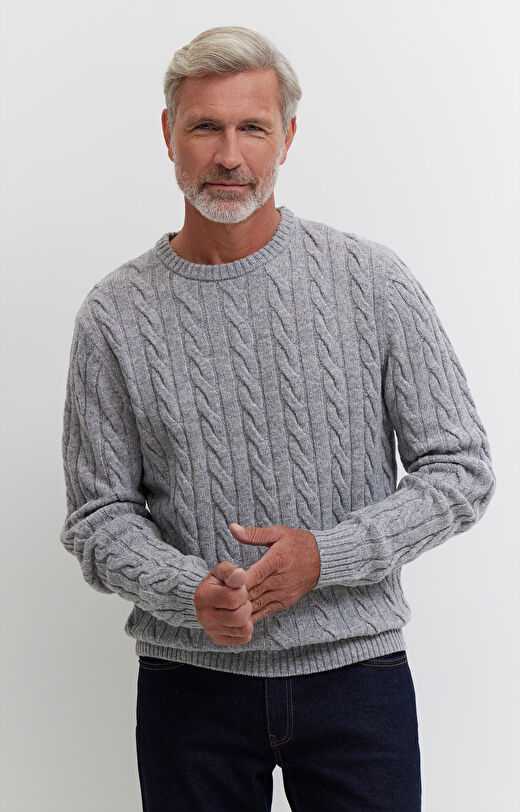 Sweter z wełny w warkoczowy splot